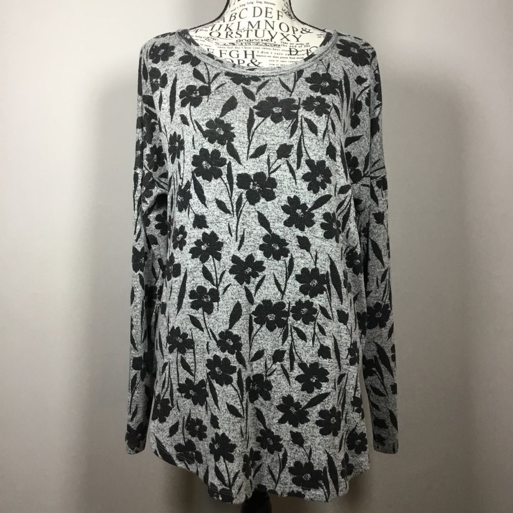 Bobeau light grey scoop neck king sleeve stretchy top black floral pattern sz M